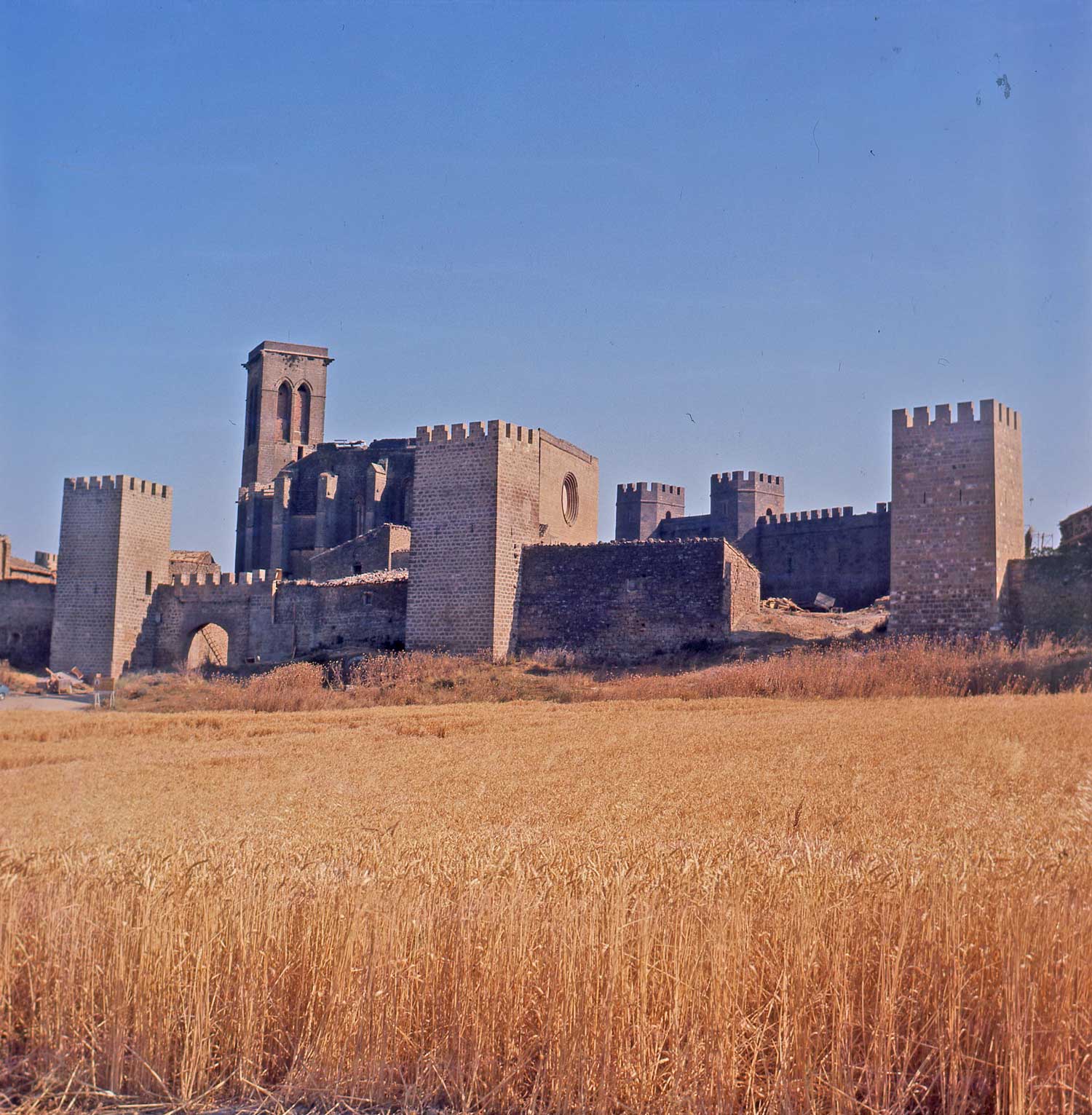 Vista del Cerco de Artajona con estructuras de cartón piedra en su interior durante el rodaje de la película.