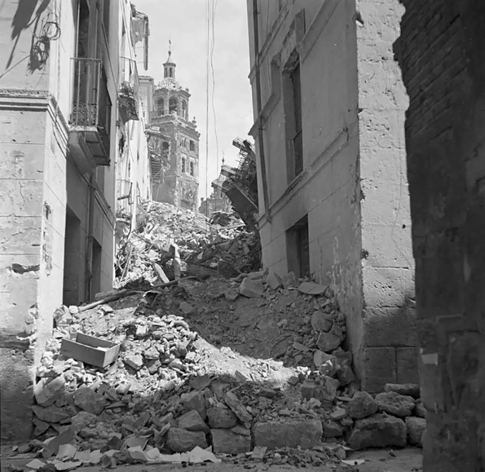 Destrucción del Palacio de la Audiencia de Teruel durante la Guerra Civil. Al fondo, la torre de la catedral.