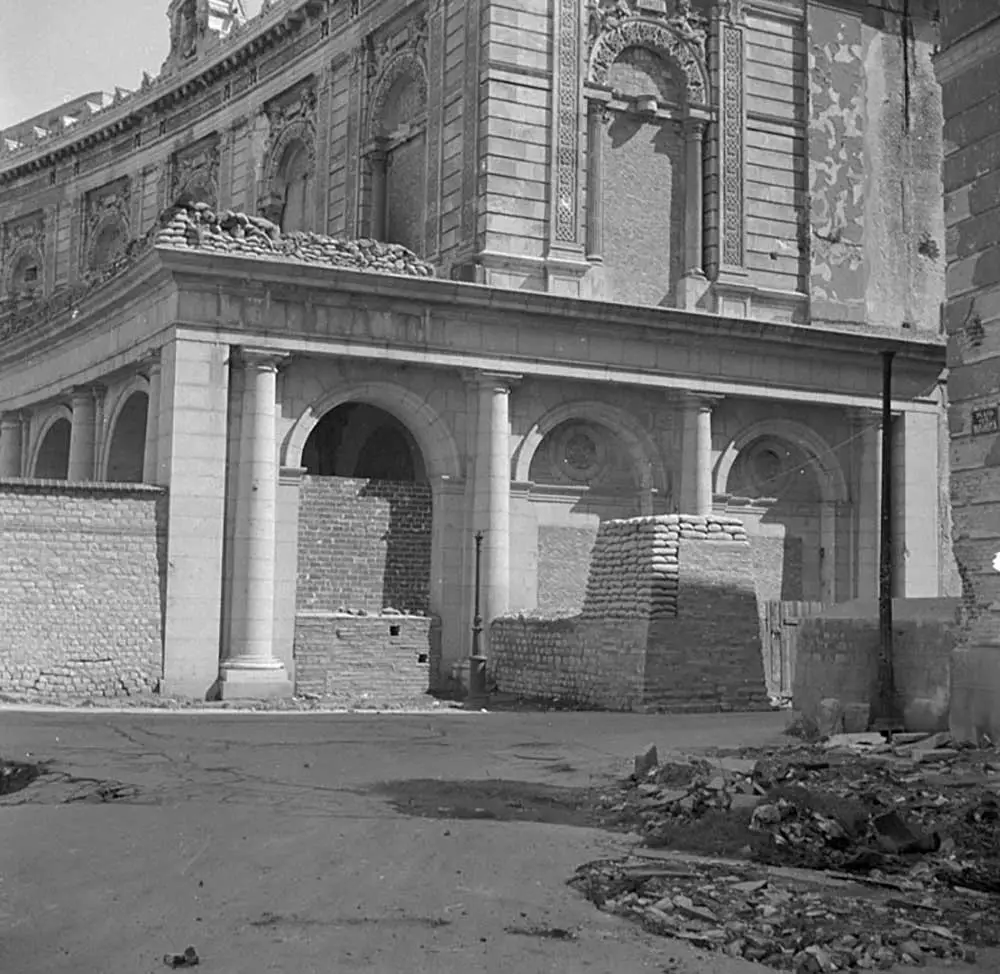 El Teatro Real de Madrid protegido con sacos terreros durante la Guerra Civil.