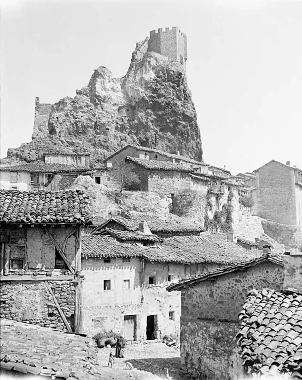 El castillo de Frías (Burgos) erigido sobre la peña dominando el valle de Tobalina