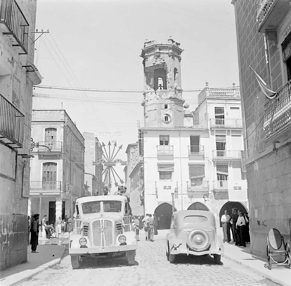 La plaza Mayor y la torre de la iglesia de San Jaime, destruidas en la Guerra Civil en Villarreal (Castellón).