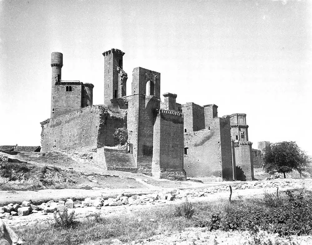 - Ruinas del Palacio Real de Olite, antigua residencia de los reyes de Navarra, antes de su restauración.