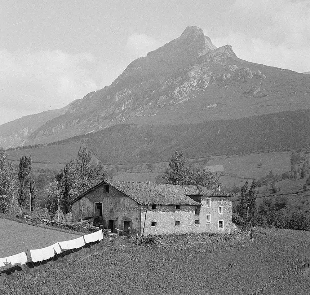 Caserío en Larraitz, Abalcisqueta (Guipúzcoa), con el monte Txindoki al fondo