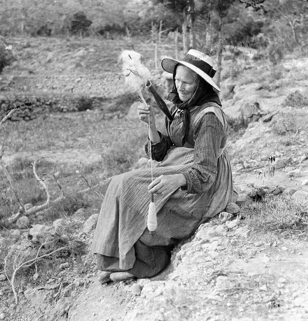 Campesina hilando en el campo en Portinach, Ibiza.