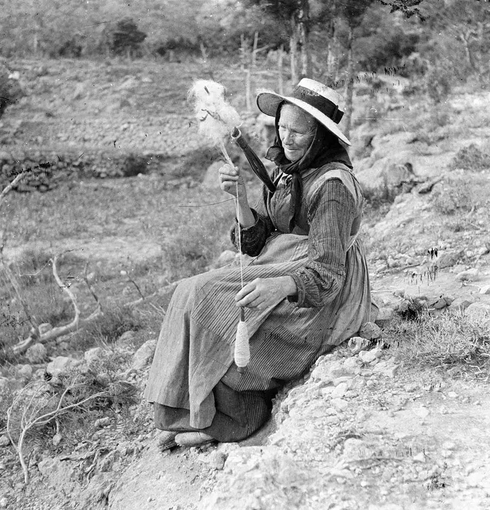 Campesina hilando en el campo en Portinach, Ibiza.