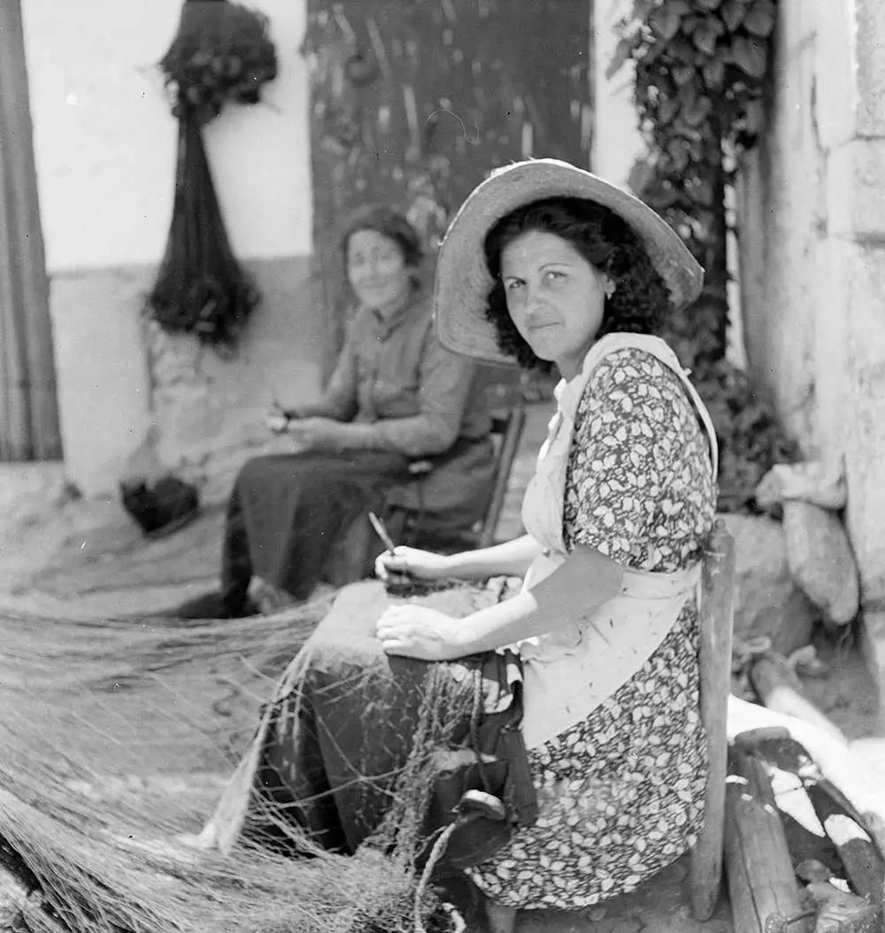 Mujeres reparando las redes de pescar en Mallorca.